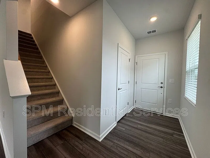 3 bed, 2.5 bath, 1707 sqft, $2,200 — Photo 2
