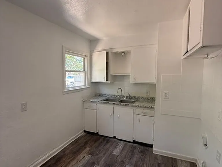 5225 Encino Rd — Photo 8