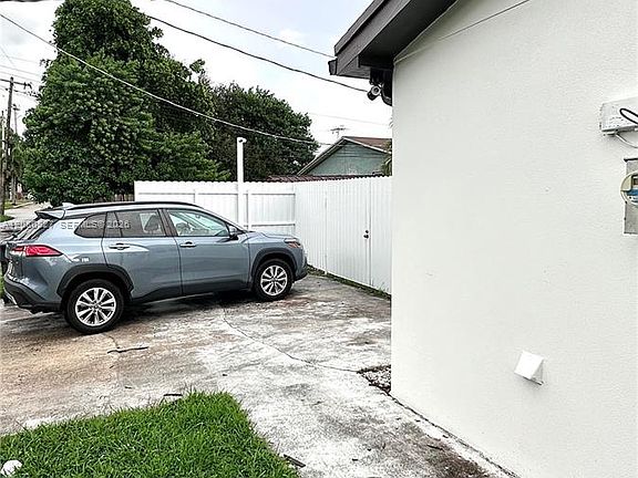 3rd image of 2415 Thomas St