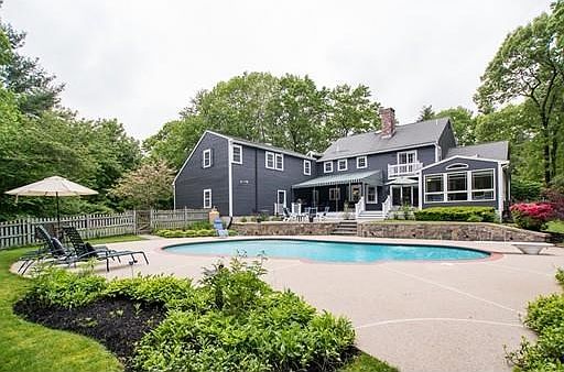4th image of 32 Heritage Dr