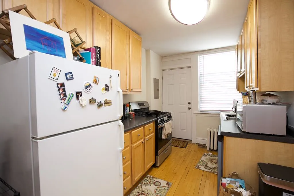 Building Photo - 733 Elm St #103