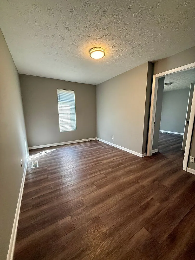 3 Bedrooms 2 Baths with Detached Garage! A must see... — Photo 4