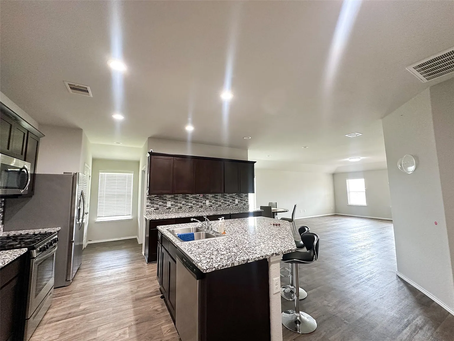 4 bed, 2.0 bath, 2098 sqft, $2,300 — Photo 2