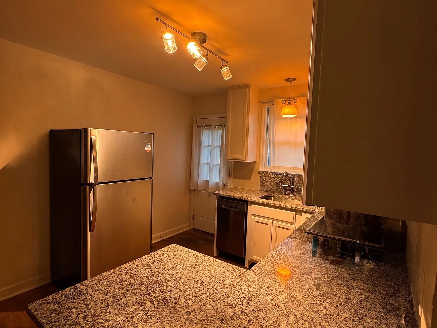 2 bed, 850 sqft, $1,750 — Photo 3