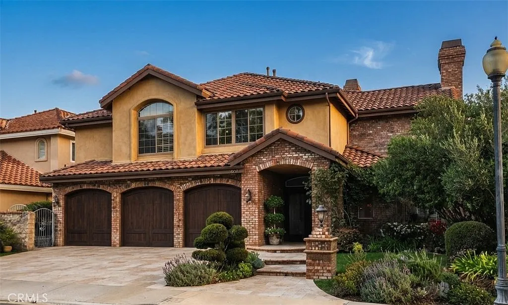 4 bed, 4.5 bath, 3520 sqft, $8,200 — Photo 1