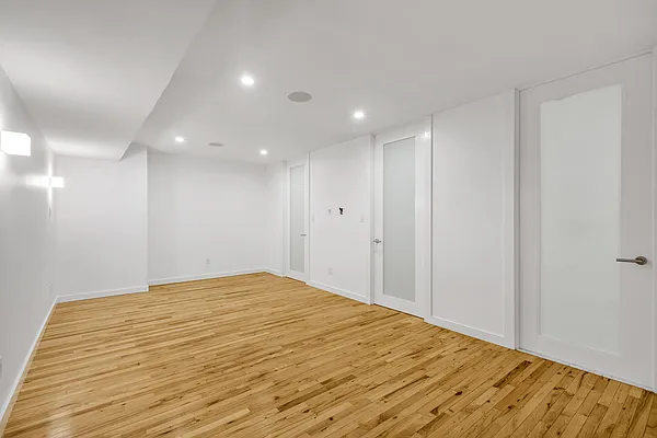 Sold by Living New York | media 9