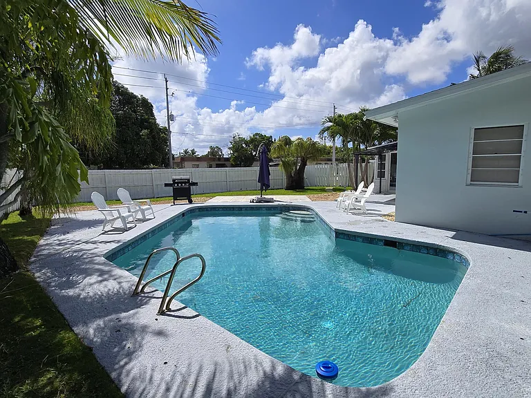 887 W Duval St — Photo 1