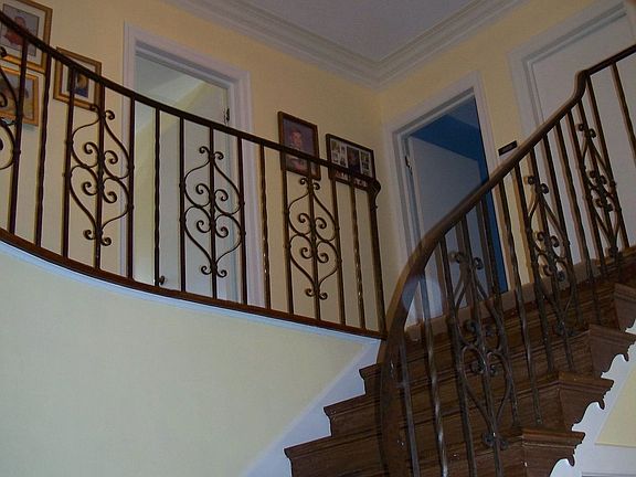 Gracious 2 story foyer