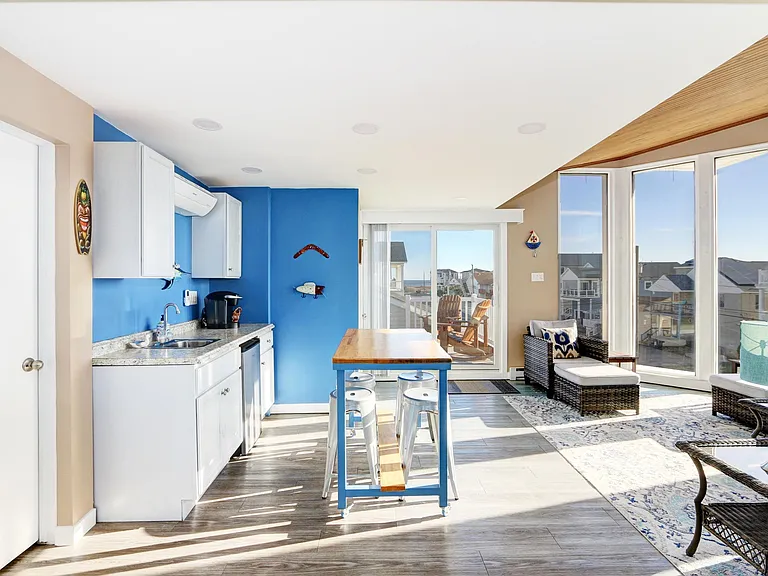 300 Beach Ave E — Photo 10