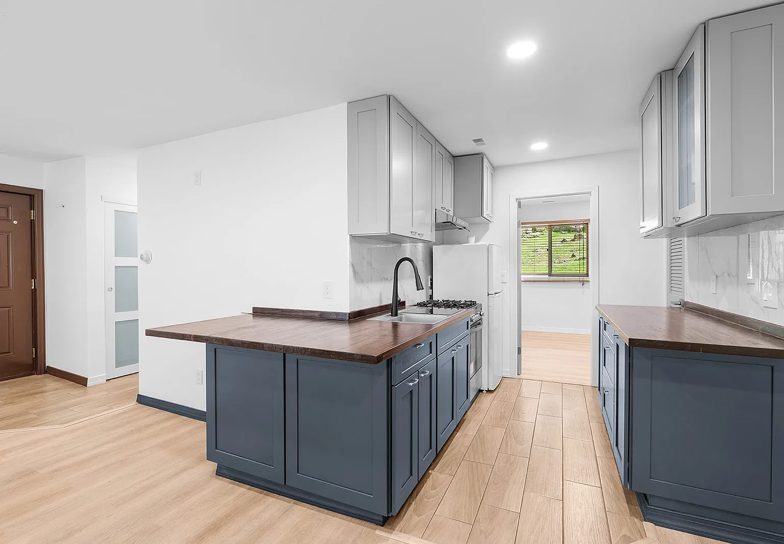 2 bed, 748 sqft, $2,300 — Photo 2