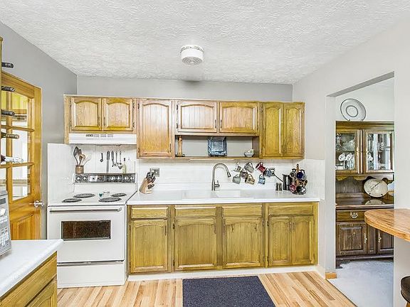 3rd image of 536 Vesely Ct