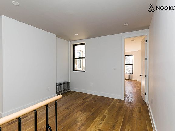 5th image of 556 Bainbridge St #2A