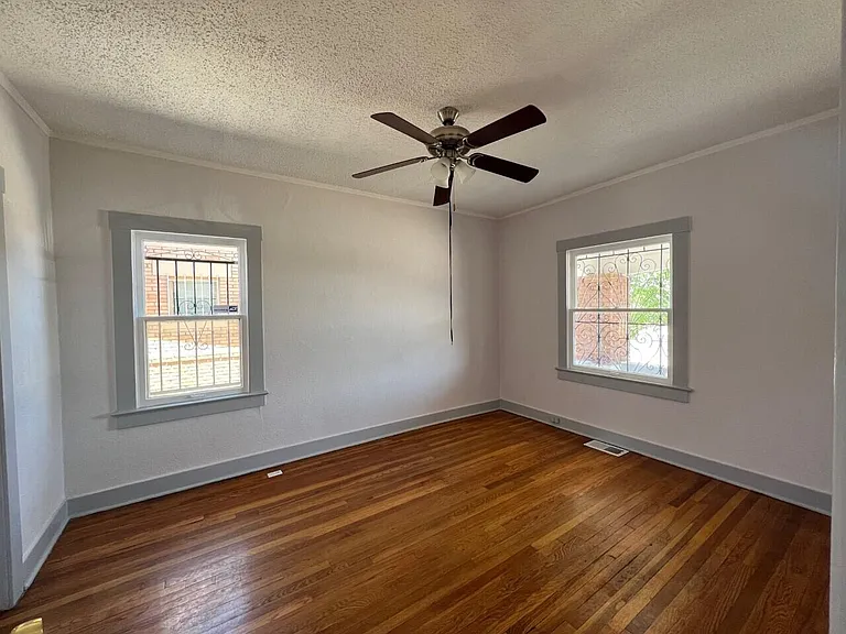 2115 E Yandell Dr — Photo 5