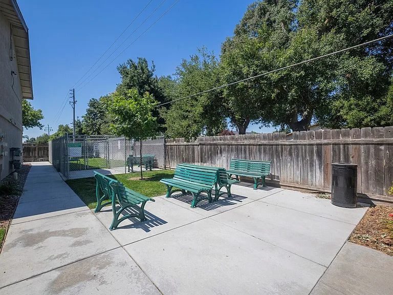 405 Eastwood Ave — Photo 11