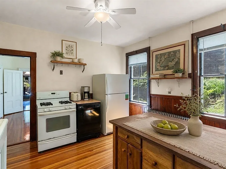 7 Burr St #1 — Photo 17
