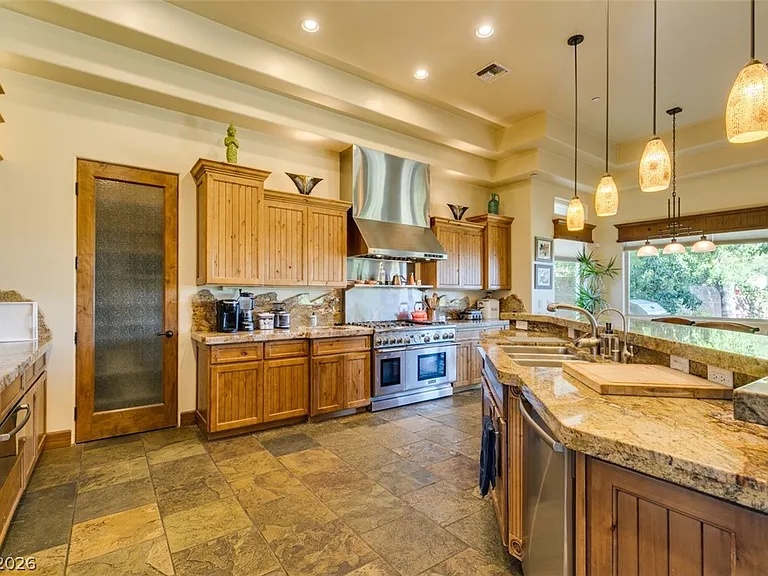 549 Regents Gate Dr — Photo 32