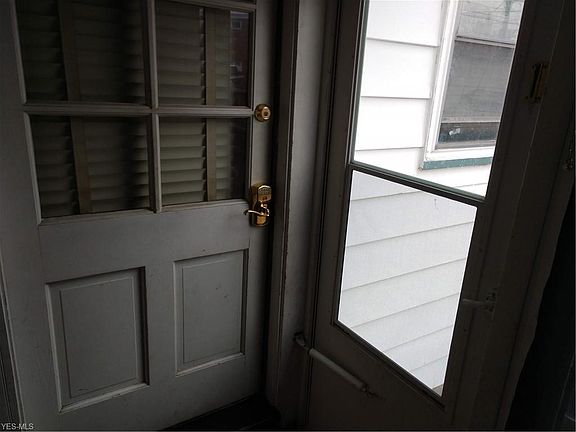 4th image of 10700 Vernon Ave