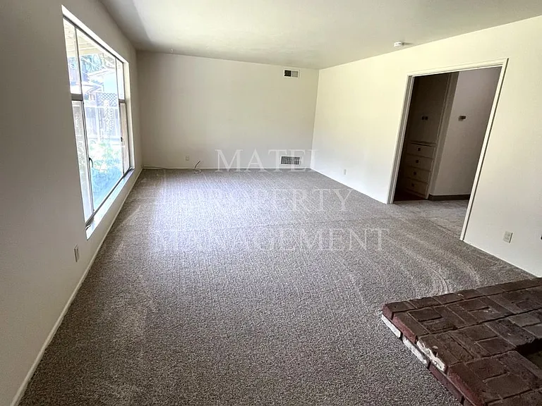 1701 Linwood Dr — Photo 3