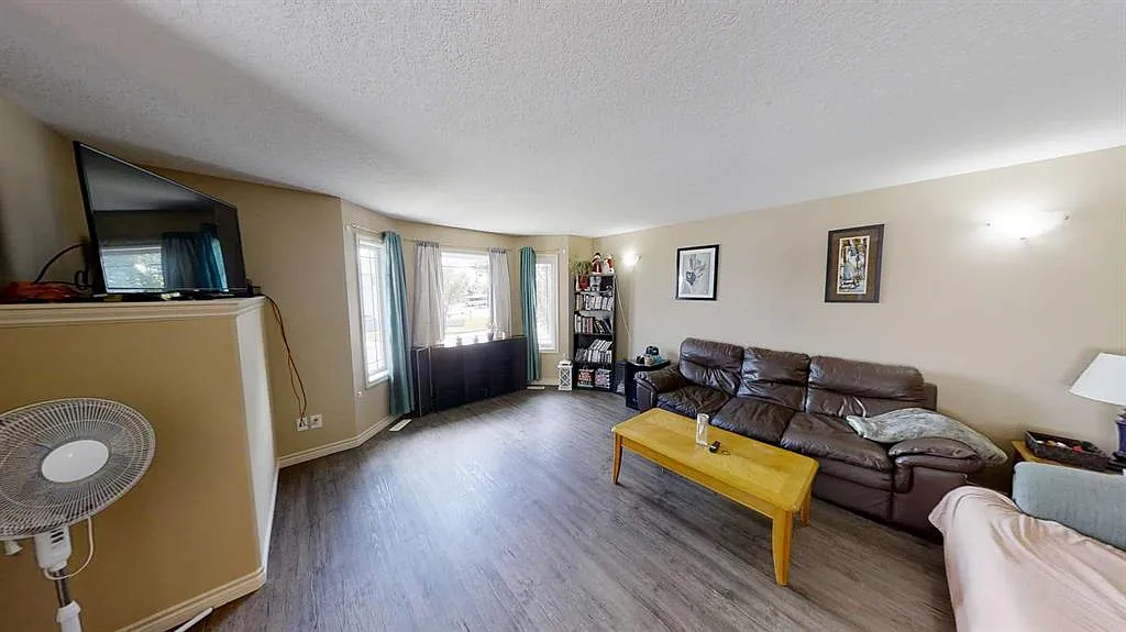 3 bed, 1.0 bath, 1007 sqft, $1,650 — Photo 3