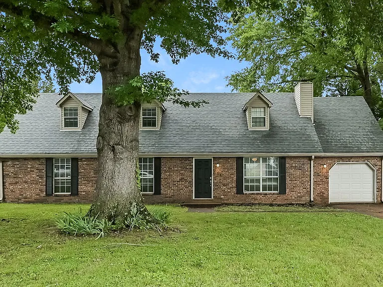 209 Lexington Dr — Photo 1