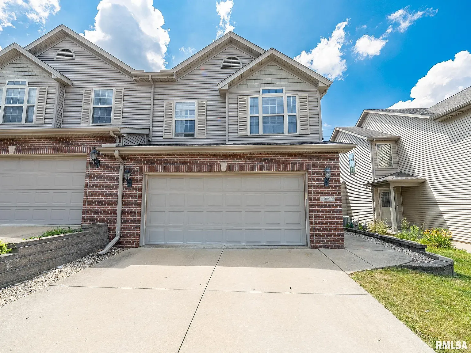 4 bed, 3.5 bath, 2481 sqft, $2,600 — Photo 1