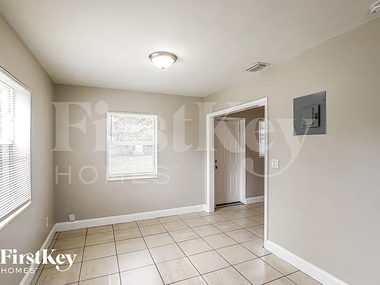 1943 Thomas St — Photo 9