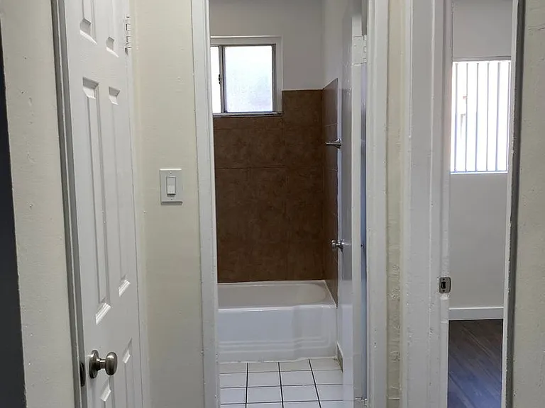 1546 S Gramercy Pl #6 — Photo 7