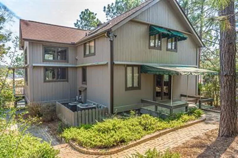 4 bed, 3.0 bath, 2205 sqft, $2,400 — Photo 2