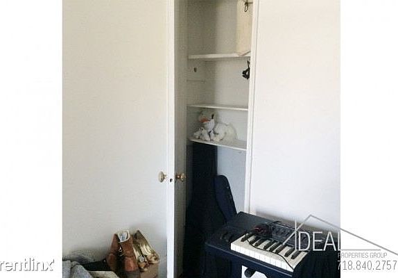 Garfield Place Studio Apartment - Closet Space