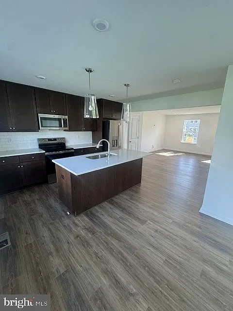3 bed, 3.5 bath, 1650 sqft, $2,200 — Photo 2