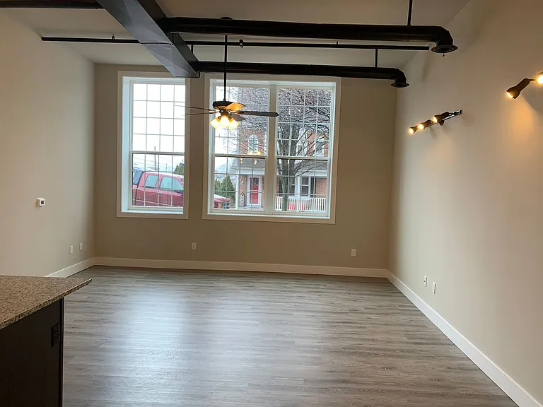 Flats on East — Photo 18