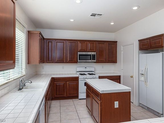 3rd image of 9495 Perennial View Ave