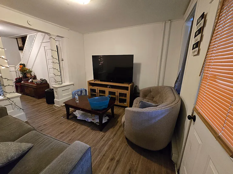 735 W Race St — Photo 2