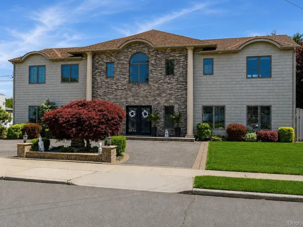 9 Avenue C, Merrick, NY 11566