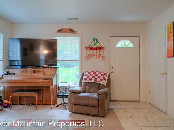 4th image of 217 Graves Ave #1