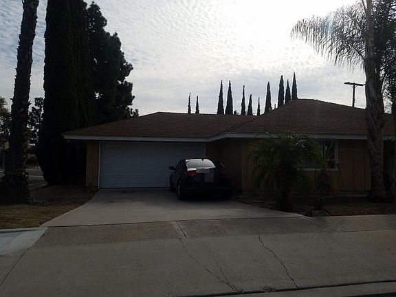 3rd image of 15520 Derby Ln