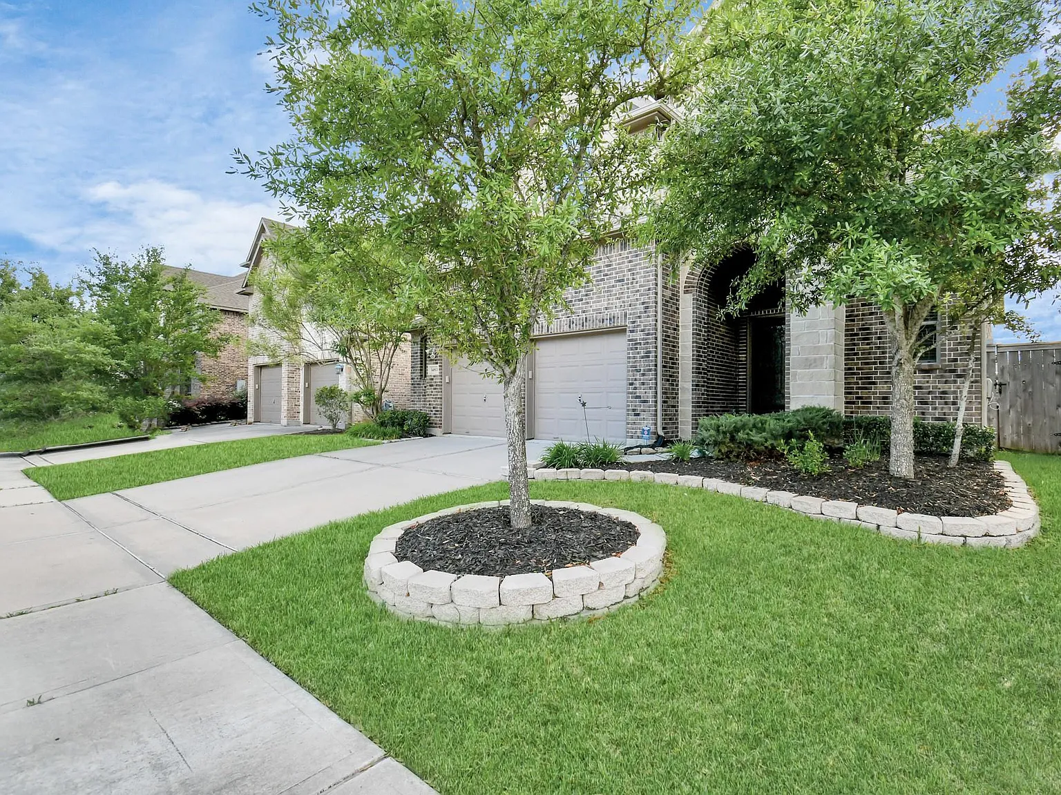 4 bed, 3.5 bath, 3333 sqft, $3,300 — Photo 2
