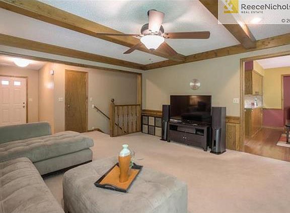 Large living room w/ceiling fan