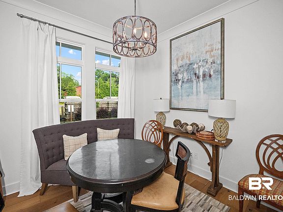 5th image of 155 Hyacinth St
