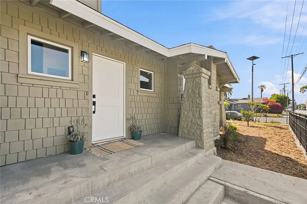 2 bed, 835 sqft, $3,020 — Photo 2