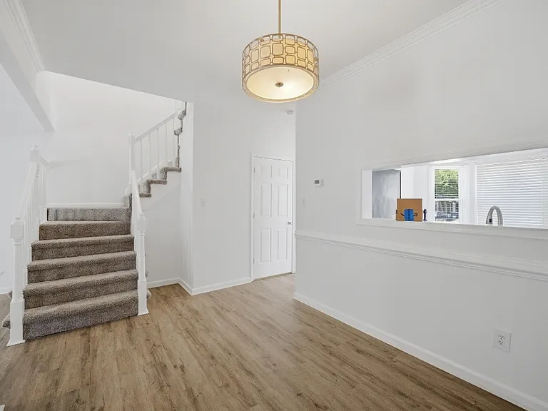 748 Creekside Cres — Photo 10