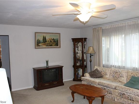 3rd image of 2556 Windsor Ave