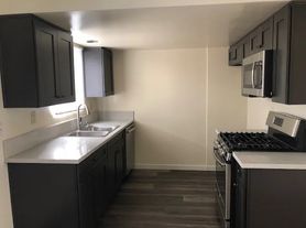 1631 N Allen Ave, 24