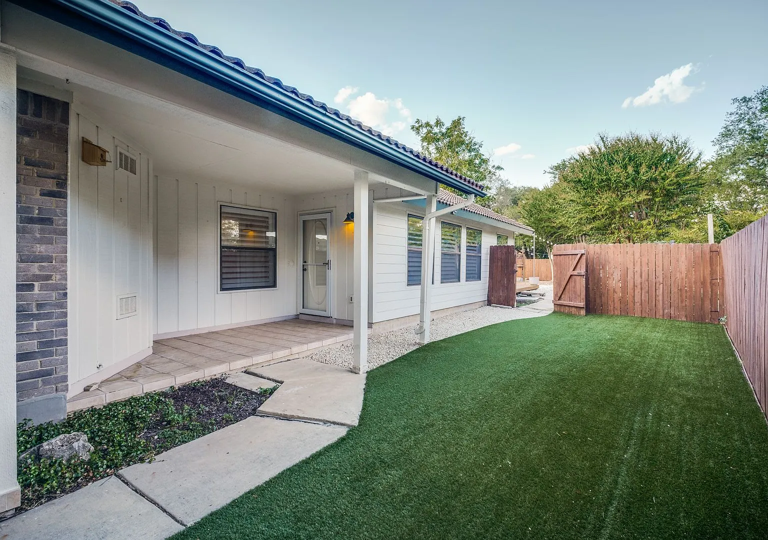 Charming 3 Bedroom in Northern Hills Community — Photo 3