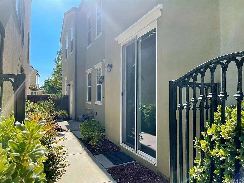 4 bed, 3.5 bath, 2350 sqft, $3,650 — Photo 4