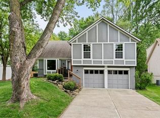 1929 E Jamestown Dr, Olathe, KS 66062