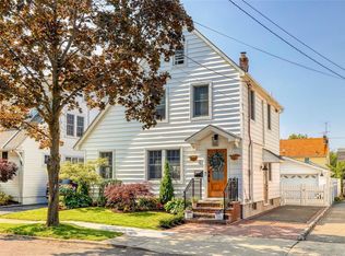41 Cornell St, Williston Park, NY 11596