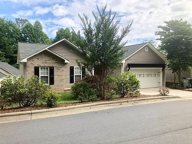 1st image of 606 White Oak Cir NE