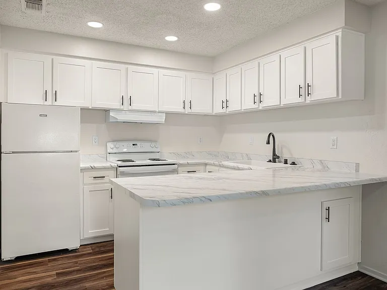 Lassen Villa Apartments — Photo 44