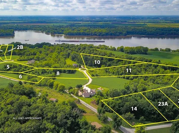 10 Golden Eagle Dr, Golden Eagle, IL 62036